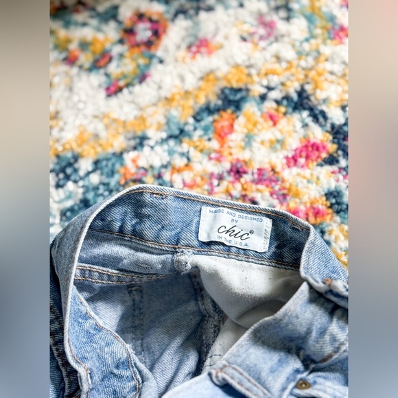 Vintage 90s Chic Denim Shorts - Picture 5 of 8